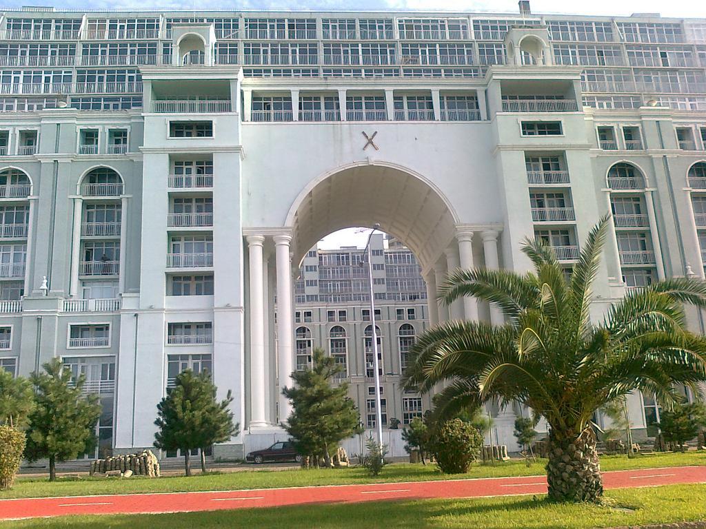 Apartment Miracle Batumi Bagian luar foto