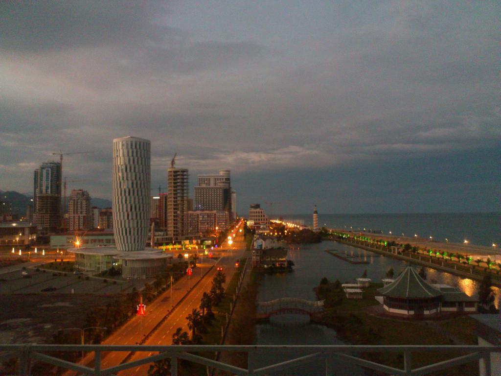 Apartment Miracle Batumi Bagian luar foto