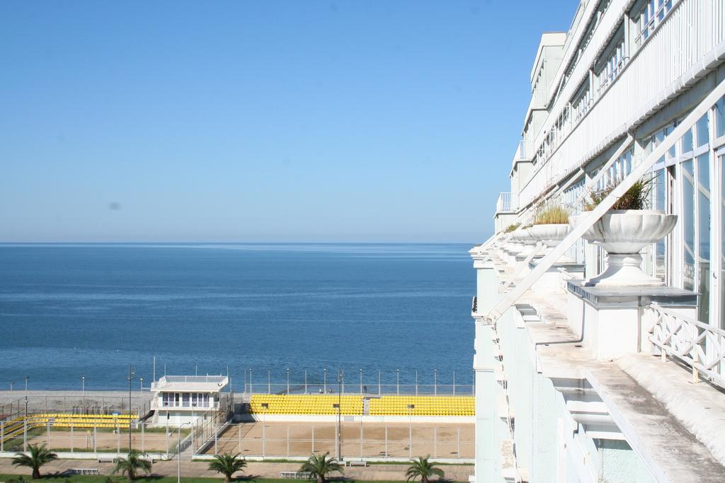 Apartment Miracle Batumi Bagian luar foto