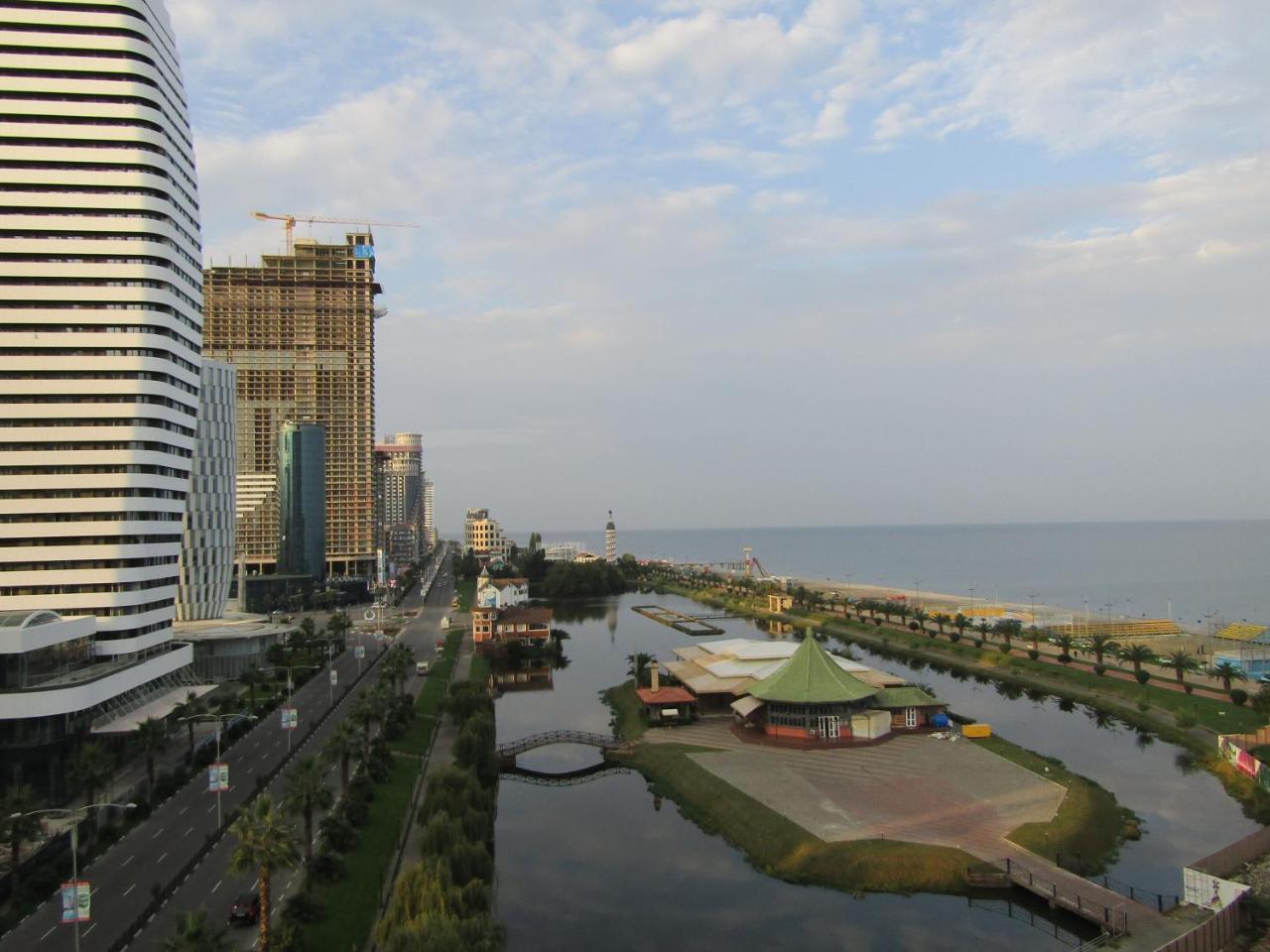Apartment Miracle Batumi Bagian luar foto